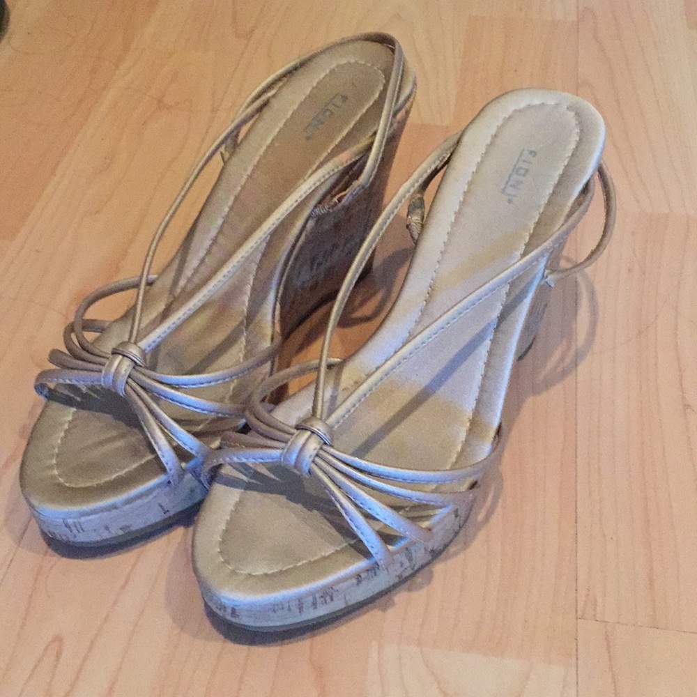 Fioni Wedge Strappy Cork Sandals 5.5 fits like 6 M